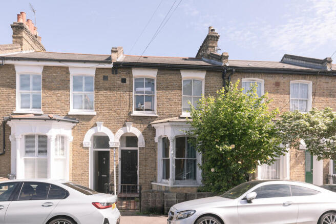 1 bed property, in Hunsdon Road, £430,000