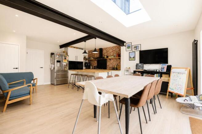 3 bed property, in Benham Grove, £375,000