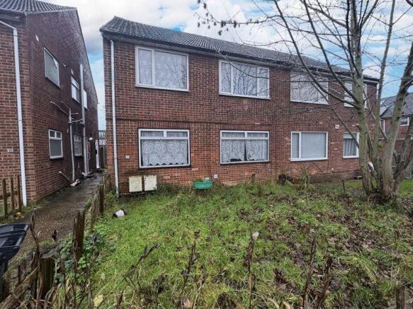 2 bed property, in Garden Close, £265,000