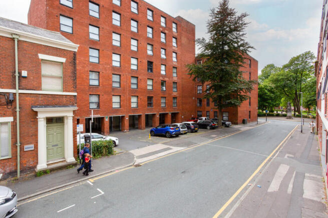 2 bed property, in Cross Street, £85,000