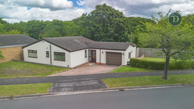 3 bed property, in Fairways Drive, £350,000