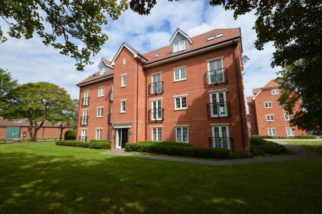 2 bed property, in Colonel Drive, £210,000