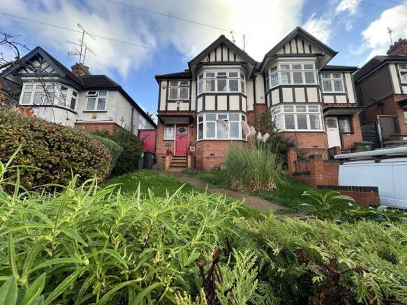 4 bed property, in Cutenhoe Road, £375,000