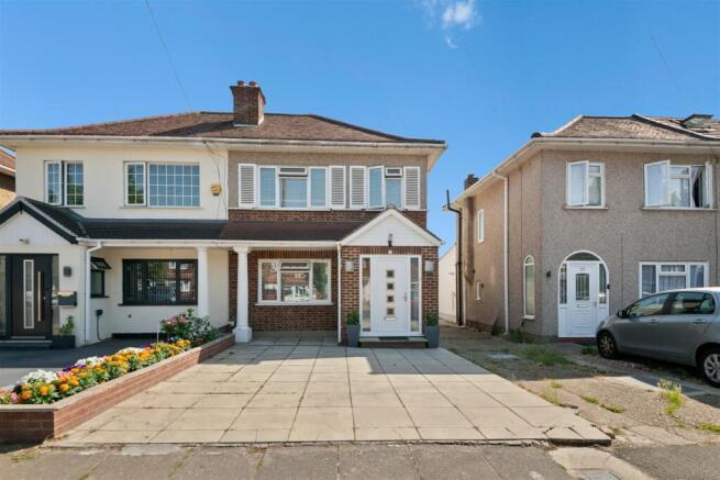 3 bed property, in Kingshill Avenue, £545,000