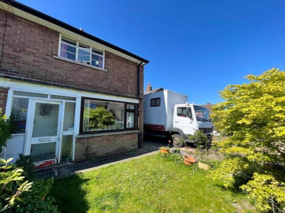2 bed property, in Botany Road, £180,000