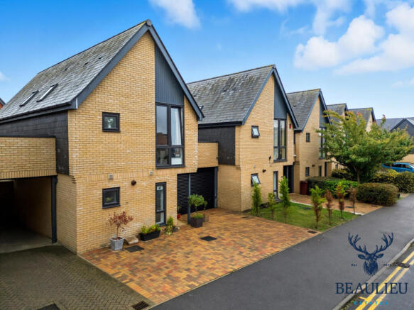 3 bed property, in Chelmsford CM3, £499,995
