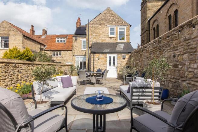 5 bed property, in Hungate, £600,000