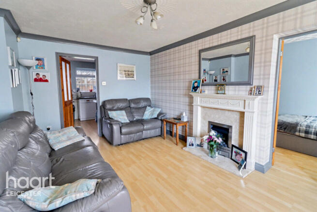 4 bed property, in Meadowsweet Road, £330,000