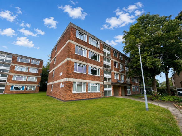 2 bed property, in Rhode Lane, £125,000