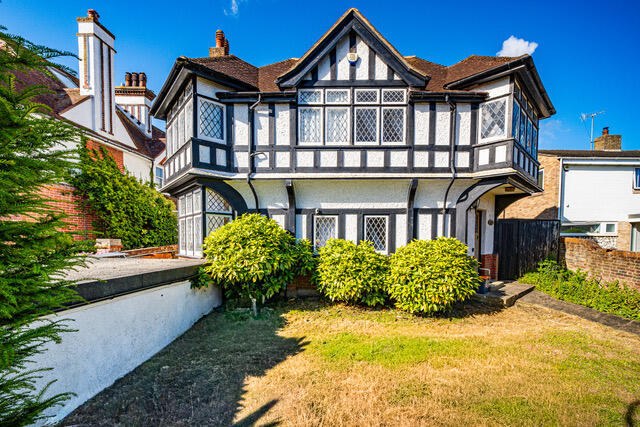 4 bed property, in Ashburnham Gardens, £699,000