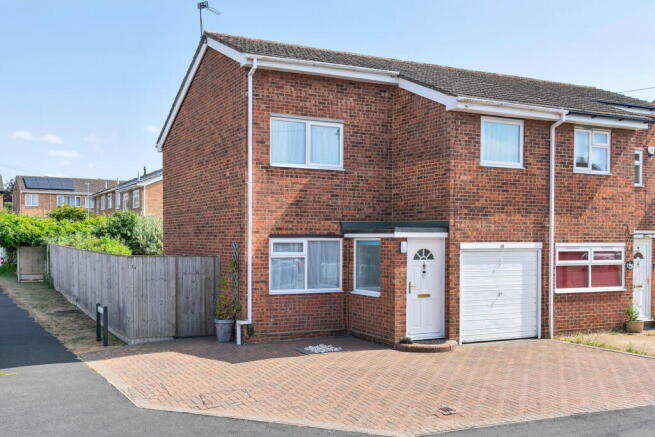 3 bed property, in Pettis Road, £300,000