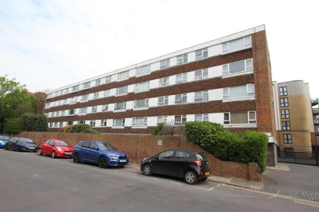 1 bed property, in Southfields Road, £135,000