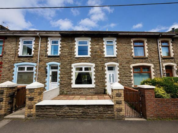 3 bed property, in Chapel Farm Terrace, £190,000