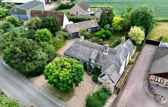 4 bed property, in Great Raveley, £675,000