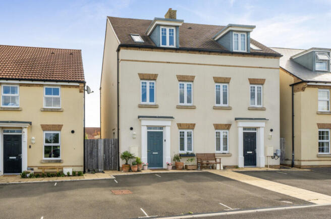 3 bed property, in Deer Park, £400,000