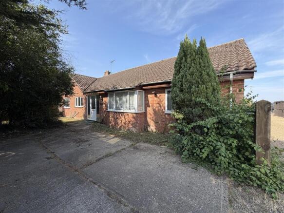 4 bed property, in Station Road, £300,000