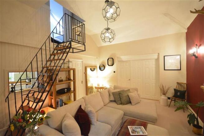 2 bed property, in Chestnut Grove, £175,000