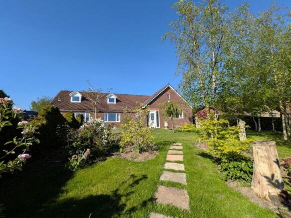 4 bed property, in High Green, £495,000