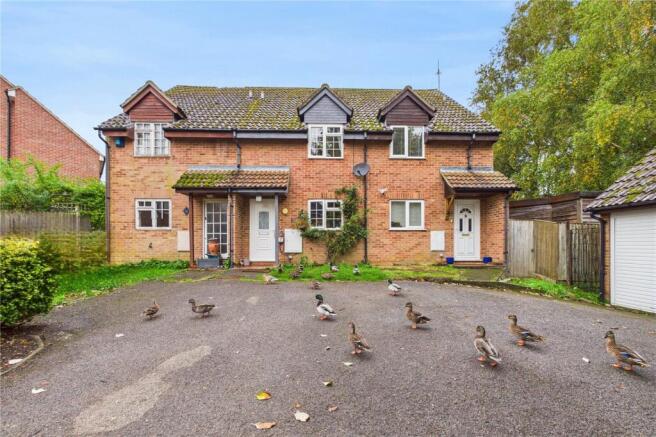 2 bed property, in Blakeney Fields, £250,000