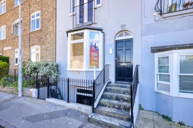 1 bed property, in Camden Road, £90,000