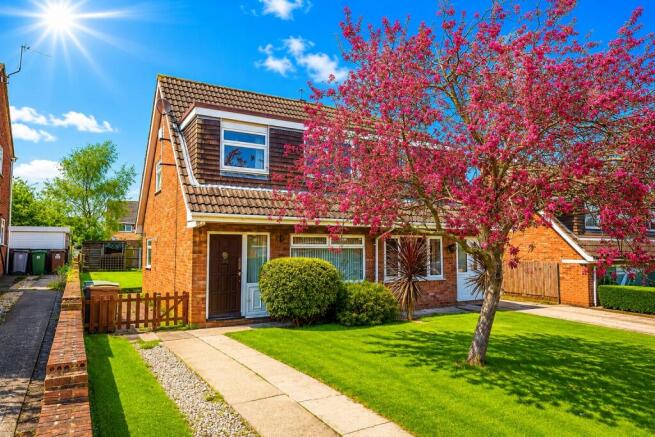 3 bed property, in Chatsworth Road, £220,000