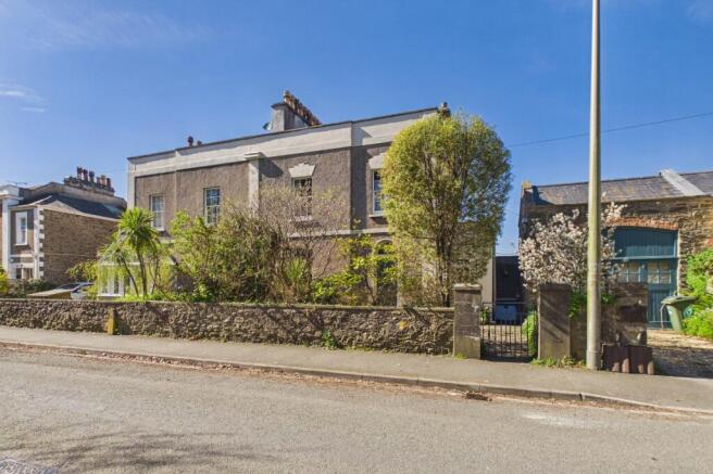 5 bed property, in Wellington Terrace, £975,000