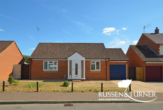 2 bed property, in Rowan Drive, £249,950