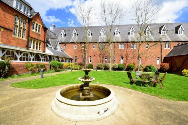 1 bed property, in Convent Court, £225,950