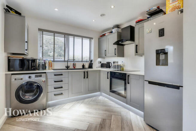 3 bed property, in Somerleyton Road, £265,000