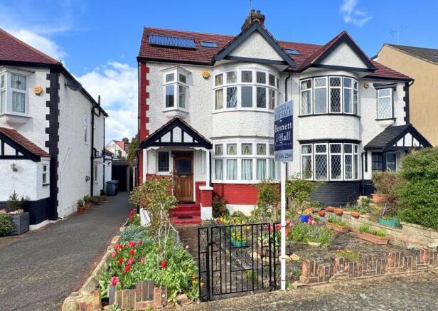 5 bed property, in Hendale Avenue, £825,000
