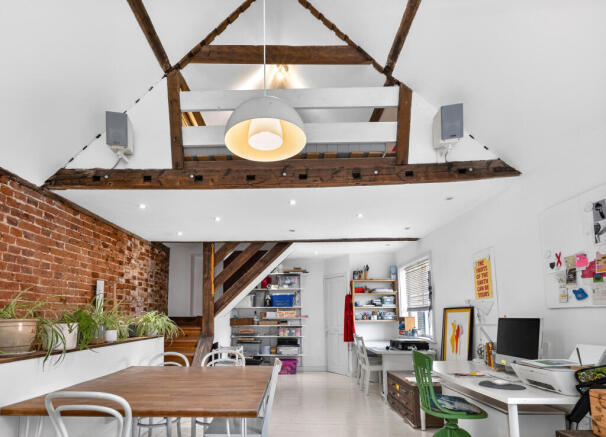 2 bed property, in Upper St. Giles Street, £315,000