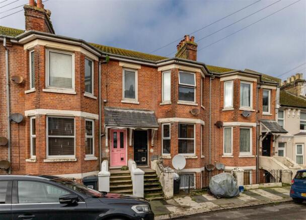 2 bed property, in Emmanuel Road, £160,000