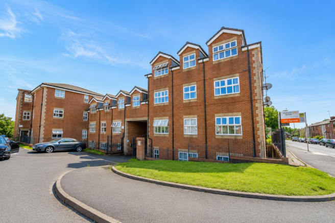 2 bed property, in Tottington Road, £125,000