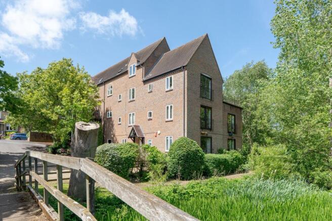1 bed property, in Water Eaton Road, £290,000