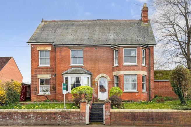 4 bed property, in Charlton Road, £695,000