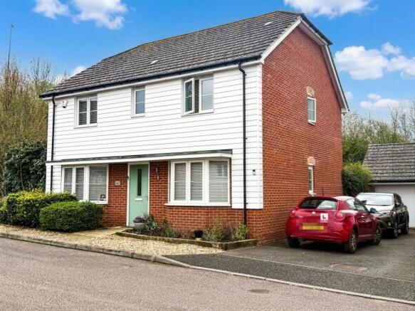 5 bed property, in Willowbrook Close, £425,000