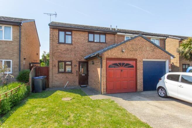 3 bed property, in Peartree Road, £325,000