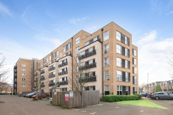 2 bed property, in Lanadron Close, £335,000