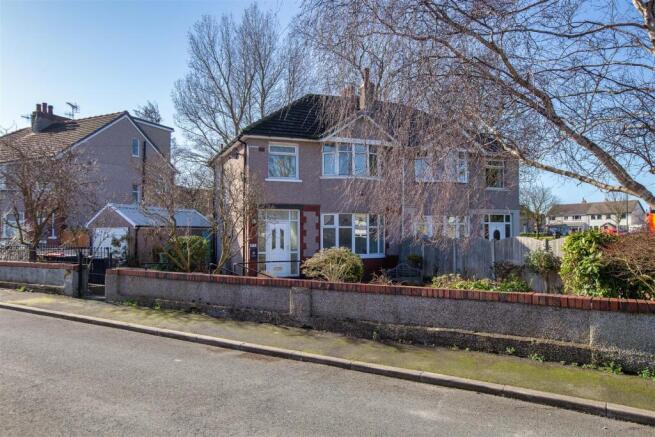 3 bed property, in Hale Carr Grove, £230,000