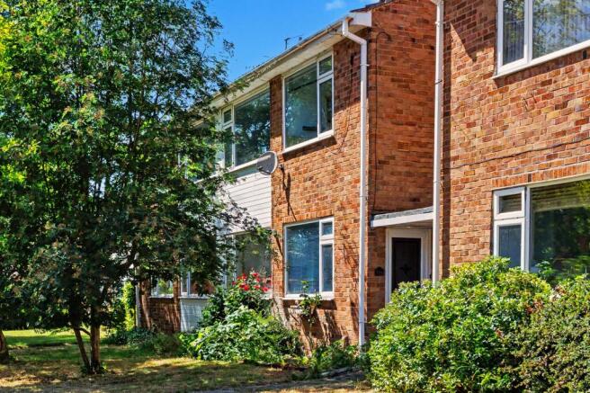 2 bed property, in Eastfield Road, £175,000