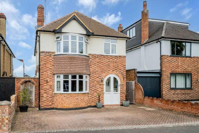 3 bed property, in Highfield Close, £1,000,000