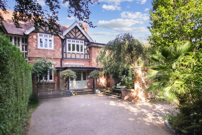 4 bed property, in Swissland Hill, £1,100,000