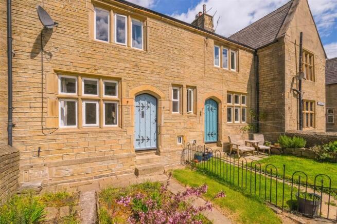 2 bed property, in St. Stephens Street, £200,000