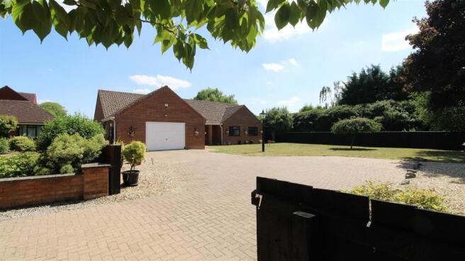 3 bed property, in Delph Fields, £465,000