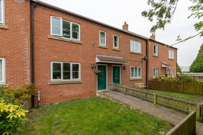 2 bed property, in Queens Close, £160,000