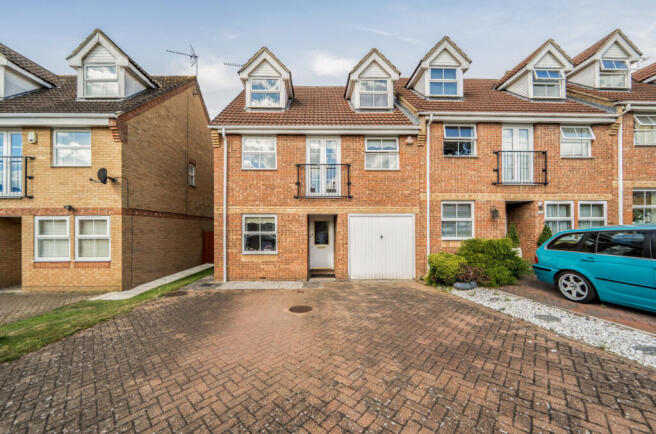 3 bed property, in Darlands Drive, £725,000