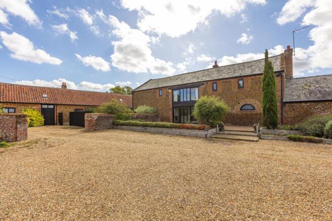 6 bed property, in Chain Free Barn Conversion with Annexe in Hillington, £999,950