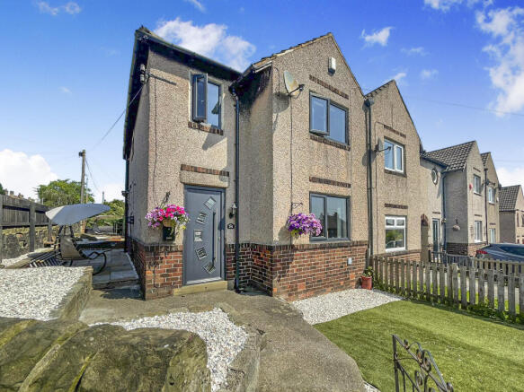 3 bed property, in Scar Lane, £235,000