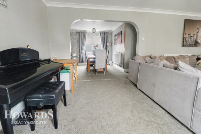 5 bed property, in Spruce Avenue, £320,000