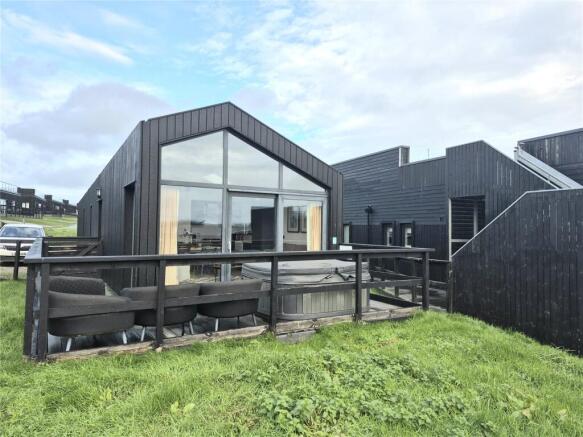 2 bed property, in Retallack Resort & Spa, £190,000